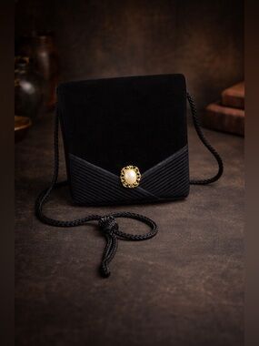 🖤 Vintage Black Velvet Evening Bag • Gold Tone Clasp • Classic Cocktail Purse